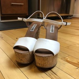 STEVE MADDEN PLATFORM SANDALS - SIZE 8